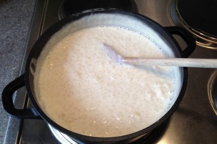 reteta-simpla-de-orez-cu-lapte,-cel-mai-iubit-desert-al-copilariei.-ce-ingrediente-iti-trebuie-pentru-45-portii-generoase