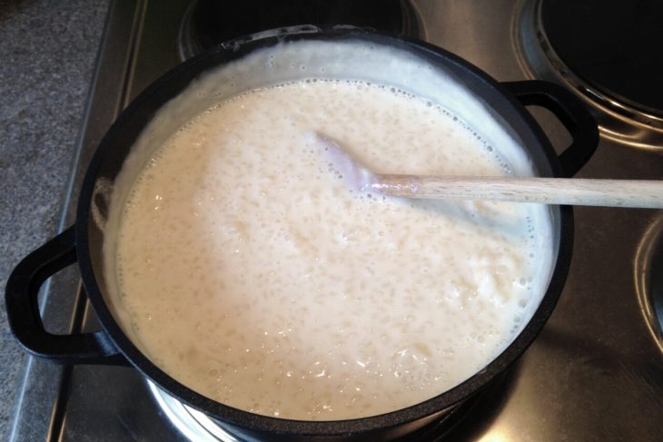 reteta-simpla-de-orez-cu-lapte,-cel-mai-iubit-desert-al-copilariei.-ce-ingrediente-iti-trebuie-pentru-45-portii-generoase