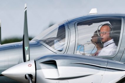 trei-persoane-ar-fi-incercat-sa-saboteze-avionul-privat-al-cancelarului-germaniei.-principalii-suspecti-sunt-din-acelasi-oras-cu-friedrich-merz