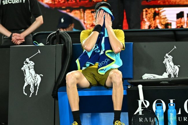 ce-a-facut-numarul-2-mondial-dupa-ce-a-vomitat-in-prosop-in-timpul-meciului-de-la-australian-open