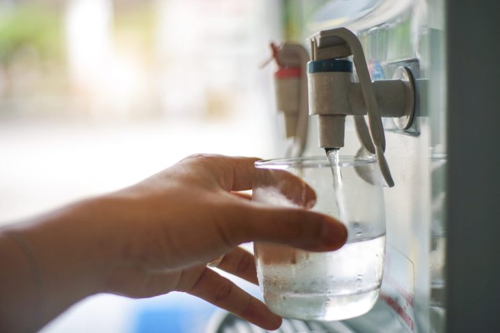 cum-dozatoarele-comerciale-de-apa-pot-deveni-surse-de-contaminare-microbiana,-potrivit-expertilor.-ce-arata-un-studiu
