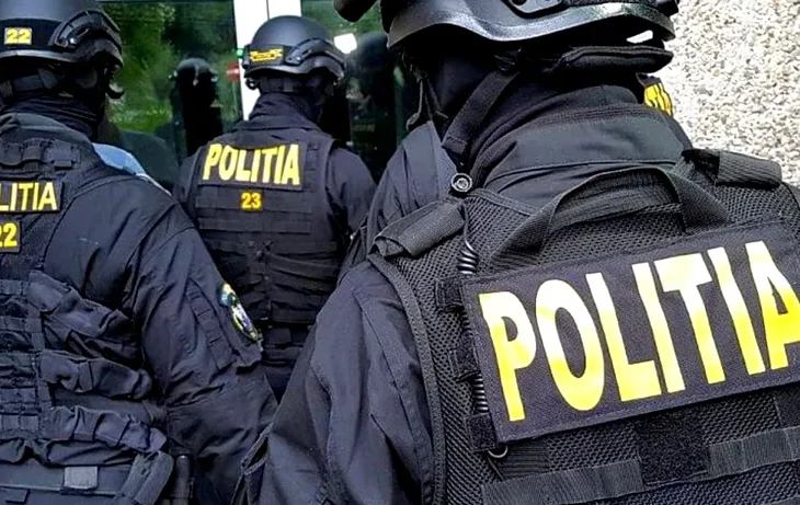 descindere-ca-in-filme-intr-un-apartament-din-capitala.-mascatii-au-intrat-peste-un-barbat-care-isi-rapise-concubina-si-copilul