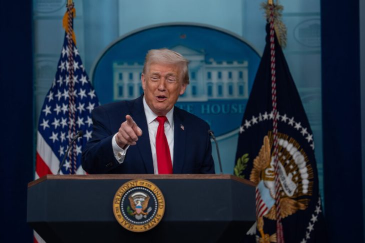dupa-criticile-lui-keir-starmer,-trump-isi-ajusteaza-discursul-si-elogiaza-militarii-britanici