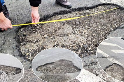 dupa-iarna,-ca-dupa-razboi-strazile-din-bucuresti-par-bombardate,-iar-soferii-fac-slalom-printre-cratere.-unde-se-afla-cea-mai-mare-groapa-din-capitala