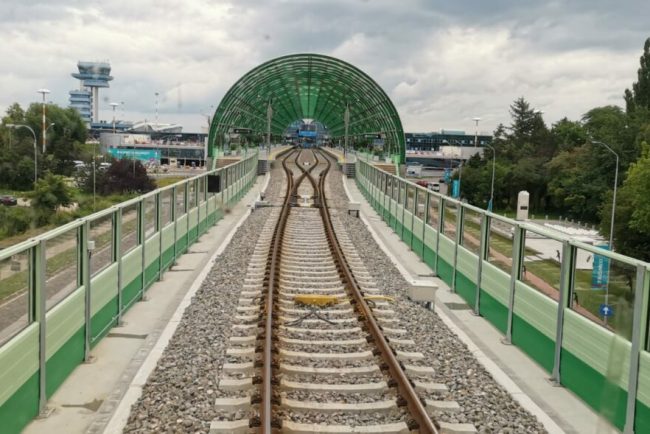 cati-pasageri-folosesc-linia-de-tren-dintre-gara-de-nord-si-aeroportul-otopeni,-o-investitie-de-120-de-milioane-de-euro