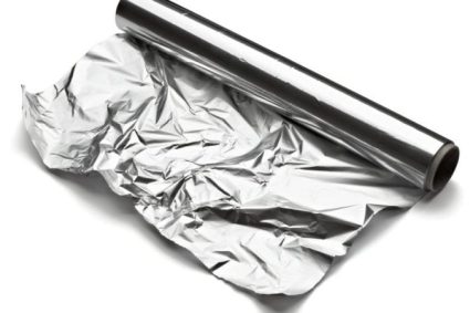 de-ce-folia-de-aluminiu-are-o-parte-mata-si-una-lucioasa.-care-este,-de-fapt,-varianta-corecta-de-utilizare