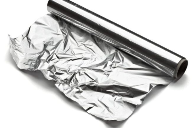 de-ce-folia-de-aluminiu-are-o-parte-mata-si-una-lucioasa.-care-este,-de-fapt,-varianta-corecta-de-utilizare