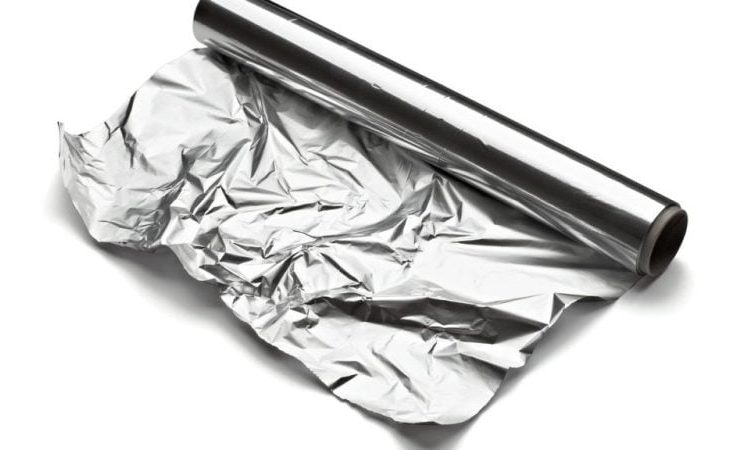 de-ce-folia-de-aluminiu-are-o-parte-mata-si-una-lucioasa.-care-este,-de-fapt,-varianta-corecta-de-utilizare