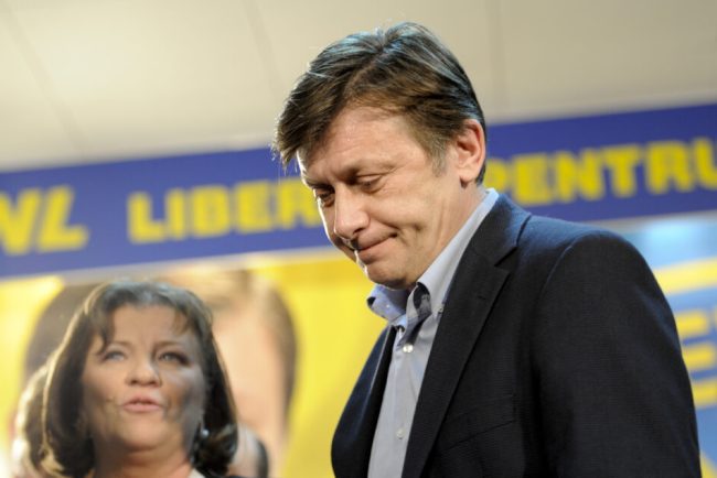 crin-antonescu:-imi-e-rusine-de-cum-il-conduce-macron-pe-nicusor-dan
