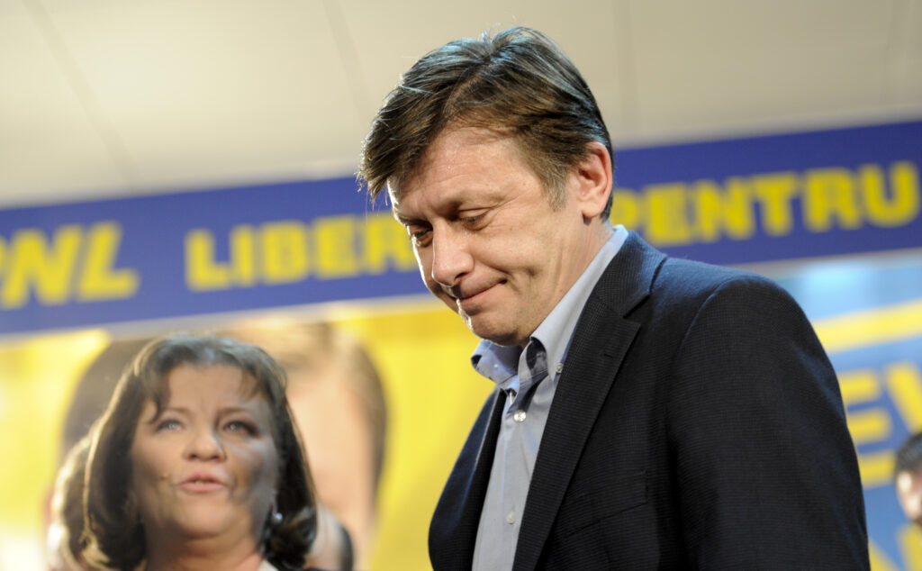 crin-antonescu:-imi-e-rusine-de-cum-il-conduce-macron-pe-nicusor-dan