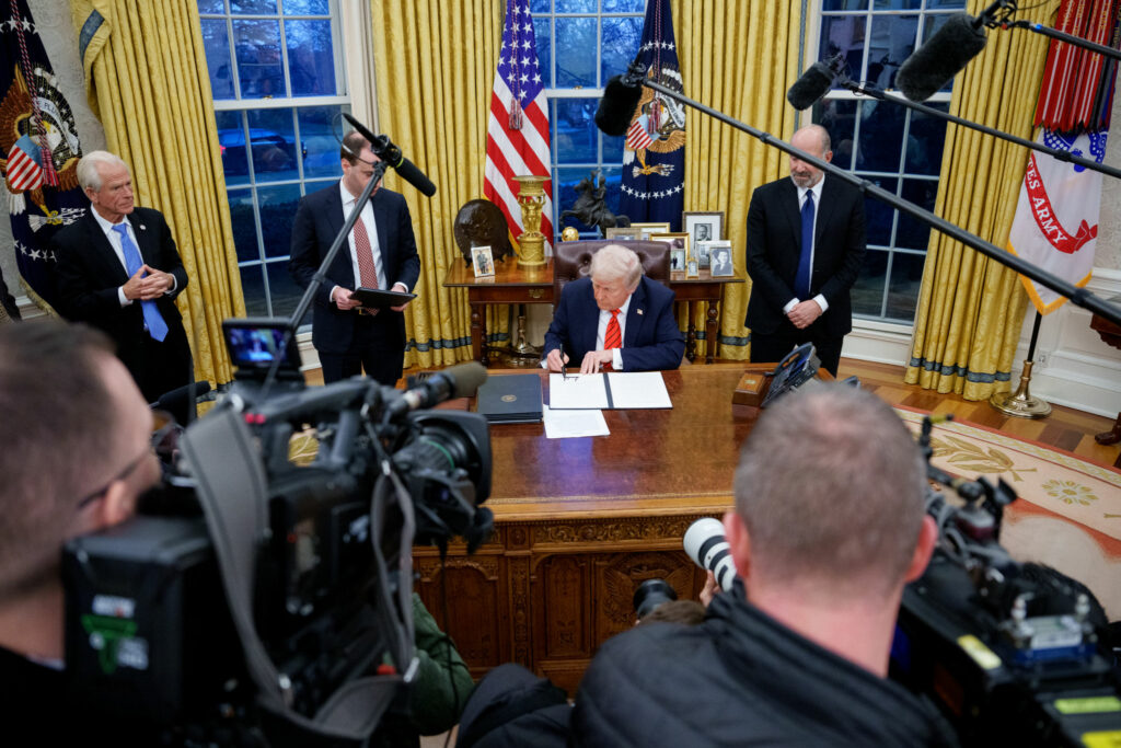 la-un-an-dupa-incendii,-trump-intervine-pentru-a-debloca-reconstructia-in-los-angeles