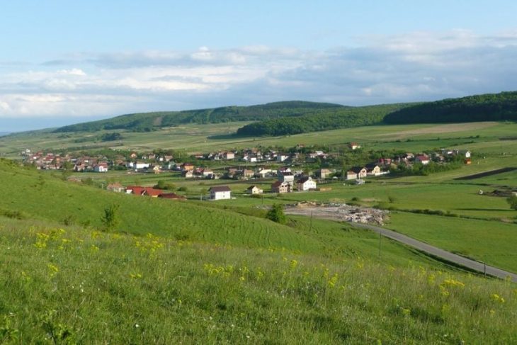 investitie-de-zeci-de-mii-de-euro-intr-o-comuna-din-romania-fara-drumuri.-achizitia-facuta-de-autoritatile-locale-a-starnit-furie