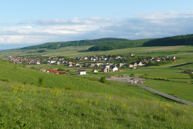 investitie-de-zeci-de-mii-de-euro-intr-o-comuna-din-romania-fara-drumuri.-achizitia-facuta-de-autoritatile-locale-a-starnit-furie