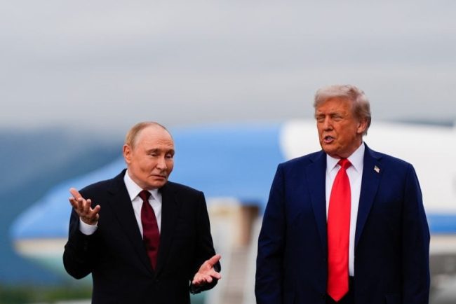 o-fotografie-cu-trump-si-putin-din-alaska-a-fost-expusa-pe-un-perete-al-casei-albe