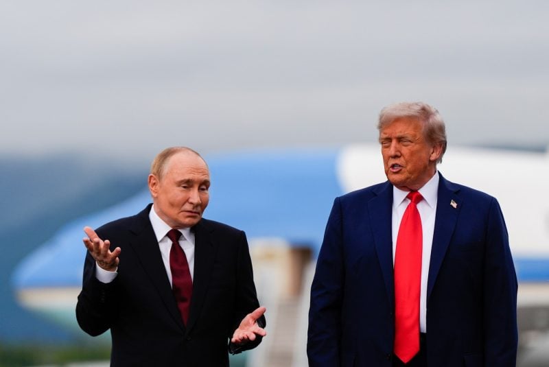 o-fotografie-cu-trump-si-putin-din-alaska-a-fost-expusa-pe-un-perete-al-casei-albe