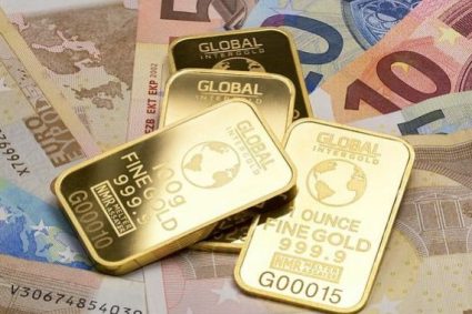dupa-ce-a-depasit-pragul-de-5.000-dolari-pe-uncie,-aurul-se-apropie-de-un-nou-maxim-istoric