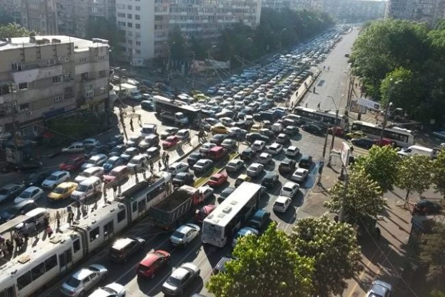 depasirea-coloanei-in-2026:-cand-e-legala-si-cand-intra-la-conducere-agresiva