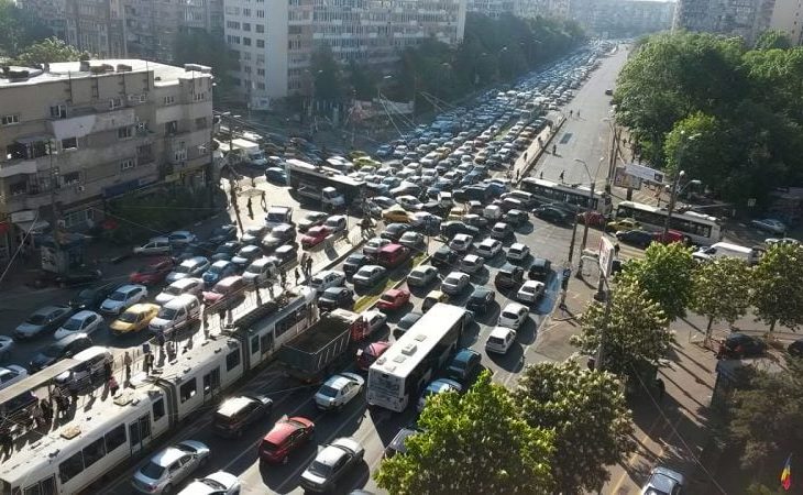 depasirea-coloanei-in-2026:-cand-e-legala-si-cand-intra-la-conducere-agresiva