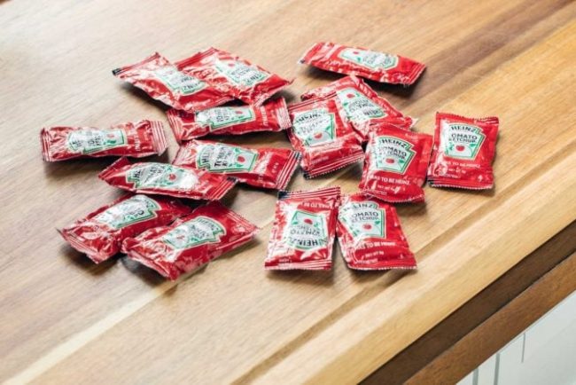 pliculetele-de-ketchup-si-maioneza-in-restaurante.-ce-prevad-noile-reguli-ue-privind-ambalajele