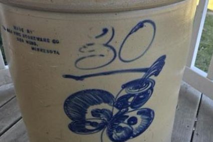 o-femeie-a-vrut-sa-vanda,-cu-doar-20-de-dolari,-un-vas-vechi-care-era-abandonat-in-curtea-casei,-dar-suma-finala-a-fost-uriasa.-e-foarte-neobisnuit