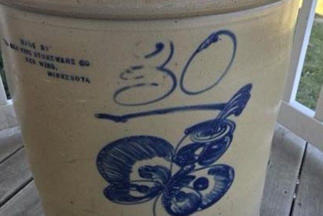 o-femeie-a-vrut-sa-vanda,-cu-doar-20-de-dolari,-un-vas-vechi-care-era-abandonat-in-curtea-casei,-dar-suma-finala-a-fost-uriasa.-e-foarte-neobisnuit