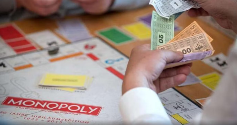 fenta-maradona,-2026.-un-afacerist-japonez-iscusit-a-vandut-patru-ceasuri-de-lux-pe-un-rucsac-burdusit-cu-hartiute-monopoly