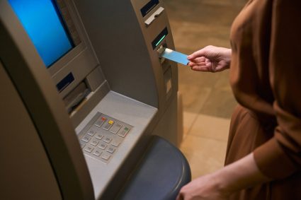 vulnerabilitatile-tranzactiilor-contactless.-cum-poti-fi-„buzunarit”-cand-platesti-cu-telefonul