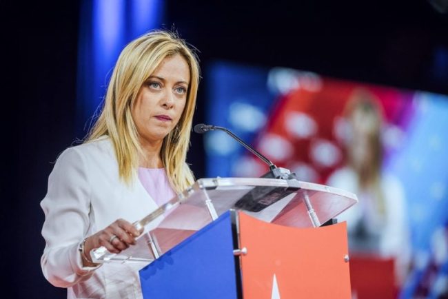 giorgia-meloni,-pictata-ca-inger-intr-o-biserica-din-roma.-imaginea-a-starnit-controverse-in-intreaga-lume