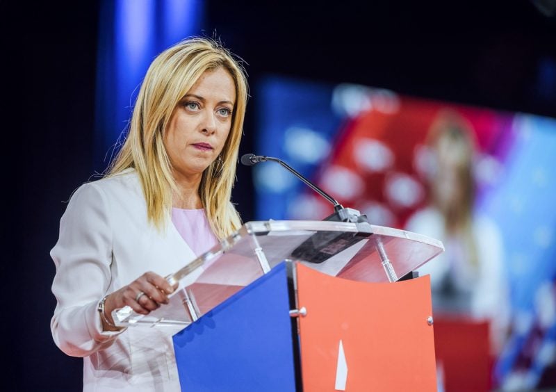 giorgia-meloni,-pictata-ca-inger-intr-o-biserica-din-roma.-imaginea-a-starnit-controverse-in-intreaga-lume