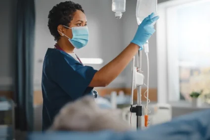 cat-castiga-o-asistenta-medicala-in-romania.-salariul-variaza-in-functie-de-studii-si-experienta