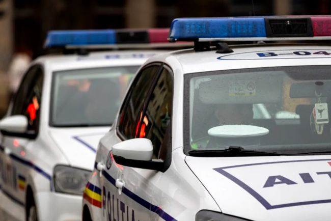 nu-e-banc.-trei-masini-de-politie,-implicate-intr-o-tamponare-in-lant,-in-drum-spre-un-curs-de-conducere-preventiva