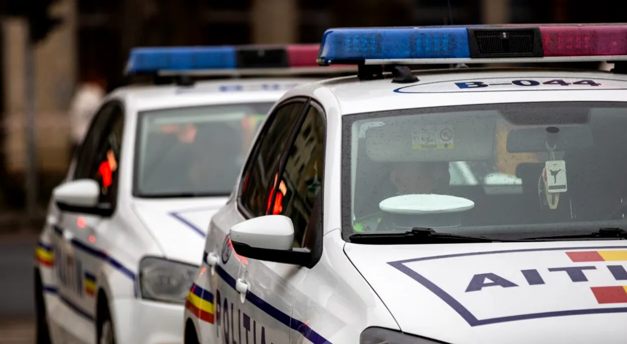nu-e-banc.-trei-masini-de-politie,-implicate-intr-o-tamponare-in-lant,-in-drum-spre-un-curs-de-conducere-preventiva