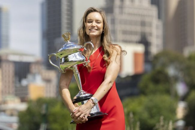 elena-rybakina,-sedinta-foto-spectaculoasa-cu-trofeul-de-la-australian-open