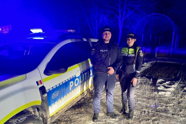 doi-politisti-din-dambovita,-eroi-pentru-un-batran-l-au-scos-din-casa-cuprinsa-de-flacari,-in-ultima-clipa.-in-locuinta-au-explodat-apoi-3-butelii
