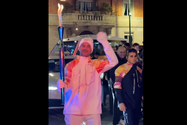 ce-onoare-pentru-romania:-cristi-chivu-a-purtat-flacara-olimpica!-imagini-de-colectie-de-la-milano