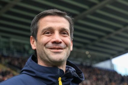 imagini-cu-cristi-chivu-in-timp-ce-duce-torta-olimpica-la-milano
