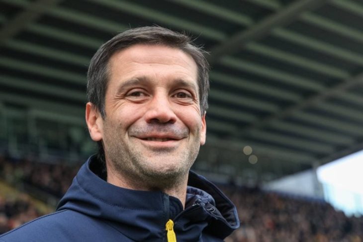 imagini-cu-cristi-chivu-in-timp-ce-duce-torta-olimpica-la-milano
