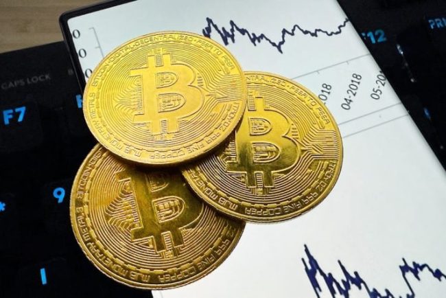 bitcoin-se-prabuseste-la-cel-mai-mic-nivel-din-ultimele-15-luni,-dupa-o-noua-scadere-de-11%