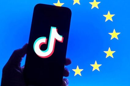 tiktok-ar-folosi-metode-care-imping-spre-dependenta-si-consum-compulsiv.-ue-cere-schimbari-de-design-si-ameninta-cu-amenzi-uriase