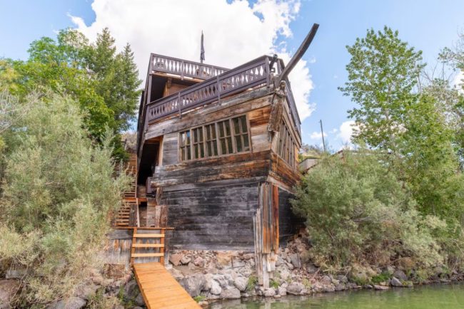 o-casa-construita-in-forma-corabiei-de-pirati-face-valva-pe-internet.-cat-costa-o-noapte-de-cazare