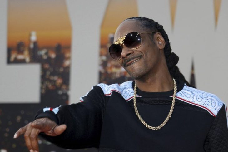 cum-a-reactionat-snoop-dogg-in-momentul-in-care-a-primit-un-steagul-romaniei-in-timpul-ceremoniei-de-deschidere-a-jocurilor-olimpice-de-iarna-2026.-momentul-a-devenit-viral-video