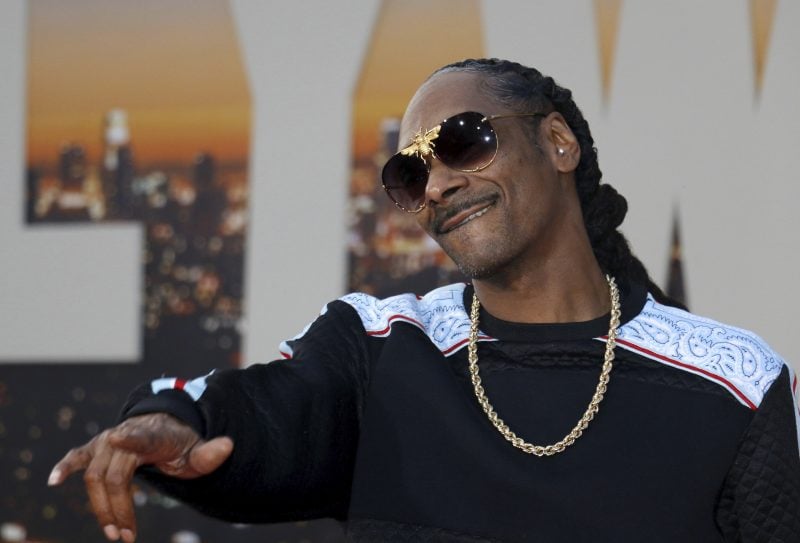 cum-a-reactionat-snoop-dogg-in-momentul-in-care-a-primit-un-steagul-romaniei-in-timpul-ceremoniei-de-deschidere-a-jocurilor-olimpice-de-iarna-2026.-momentul-a-devenit-viral-video