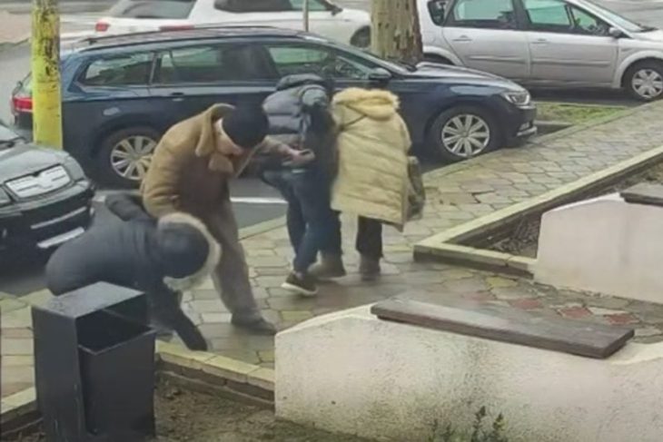 momentul-in-care-doi-pensionari-sunt-talhariti-in-plina-strada.-cine-sunt-hotii,-au-fugit-imediat-cu-banii-abia-imprumutati-de-varstnici-video