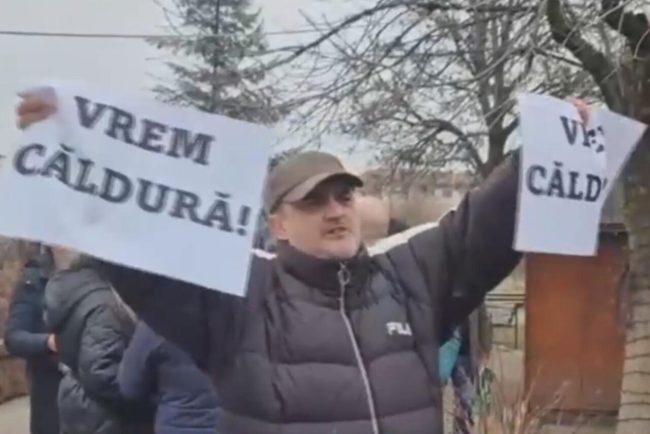 orasul-din-romania-in-care-oamenii-au-protestat-in-fata-primariei,-pentru-ca-nu-au-apa-si-caldura.-situatie-dramatica-din-cauza-datoriilor