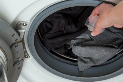 solutii-simple-pentru-scoaterea-petelor-de-deodorant-de-pe-hainele-negre.-cum-faci-sa-nu-decolorezi-materialul