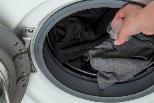 solutii-simple-pentru-scoaterea-petelor-de-deodorant-de-pe-hainele-negre.-cum-faci-sa-nu-decolorezi-materialul