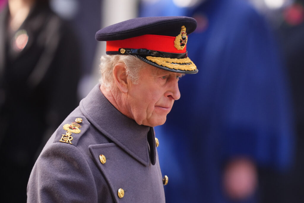 palatul-buckingham-anunta-ca-regele-charles-este-gata-sa-sprijine-politia-in-evaluarea-legaturilor-fostului-print-andrew-cu-epstein
