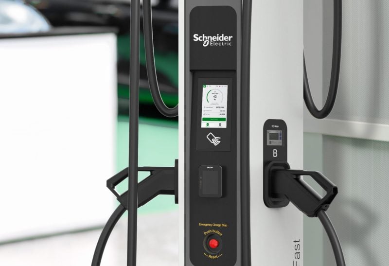 schneider-electric-lanseaza-starcharge-fast-720:-statie-de-incarcare-ultra-rapida-pentru-masinile-electrice