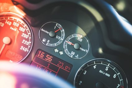 detaliul-la-care-ar-trebui-sa-fie-atenti-romanii,-cand-cumpara-autoturisme-second-hand.-dealerii-auto-au-o-arma-secreta:-istoricul-masinilor