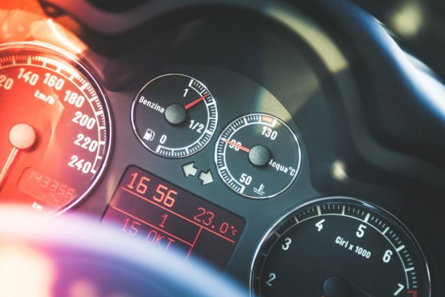 detaliul-la-care-ar-trebui-sa-fie-atenti-romanii,-cand-cumpara-autoturisme-second-hand.-dealerii-auto-au-o-arma-secreta:-istoricul-masinilor